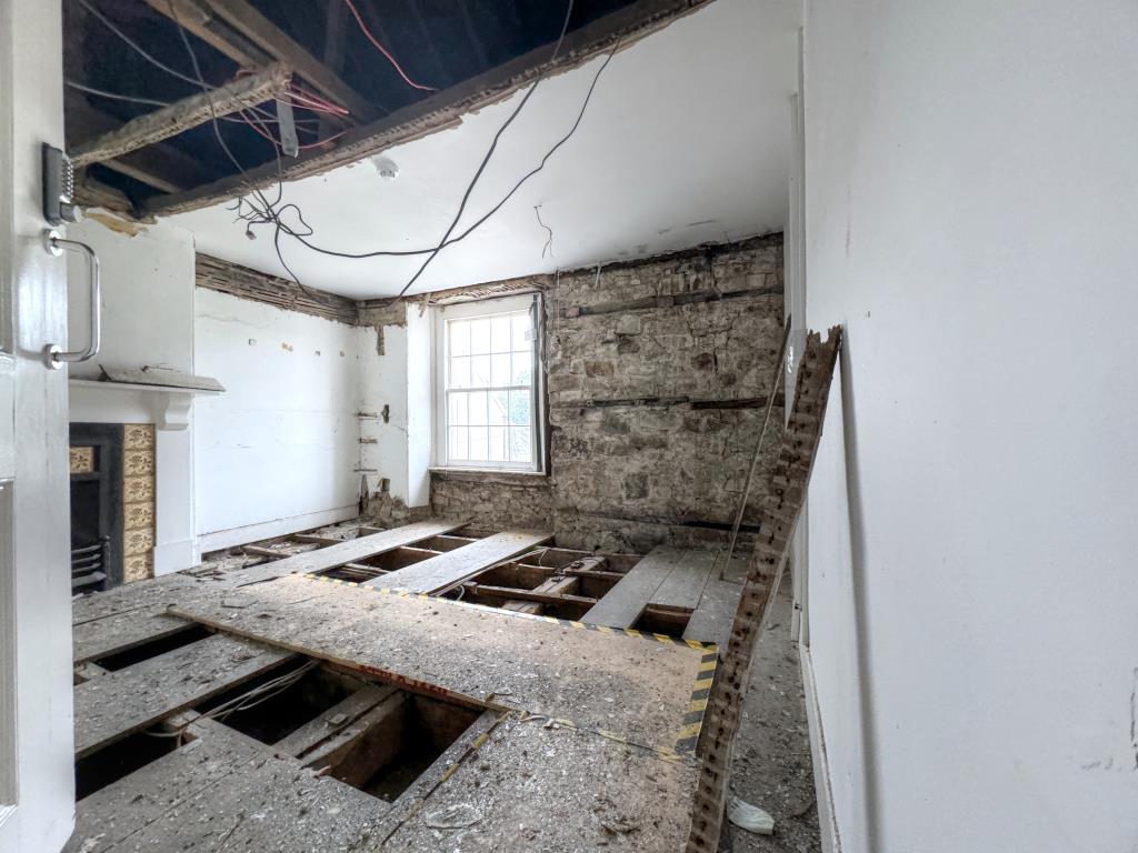 Lot: 50 - SPACIOUS THREE STOREY FORMER DENTIST SURGERY - Room 2 third floor